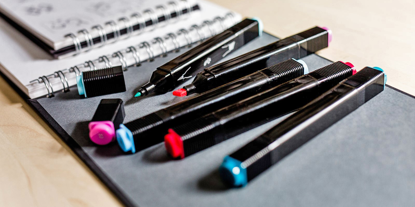 Verschiedene Stift auf einem Notizbuch.